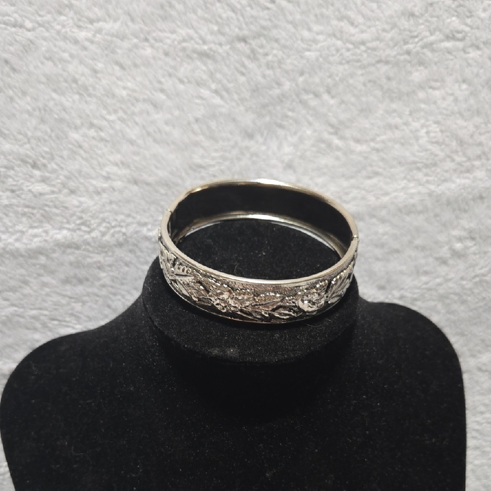 Elegant Silver Floral Bangle Bracelet